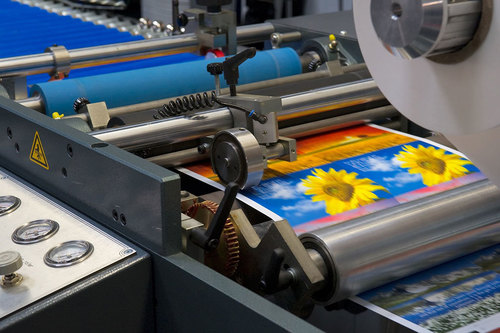 Industrial offset printing press with high-speed paper feed